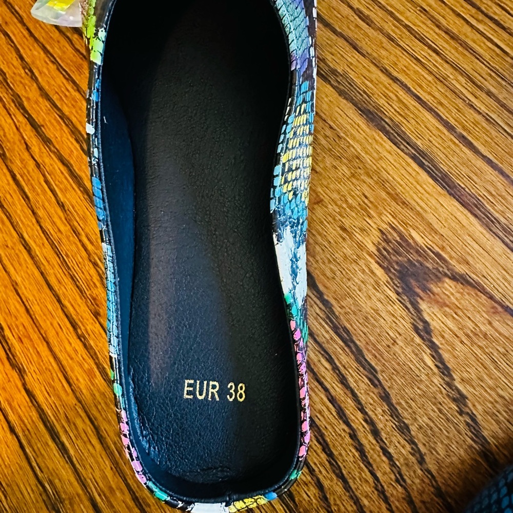 Colorful EU 38 Snake Print Flats. New without box - Picture 4 of 4